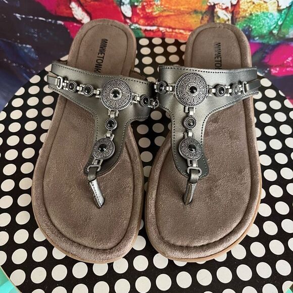 Minnetonka Metallic Silver Leather Upper Sandals Size 8 Medium - Picture 2 of 5